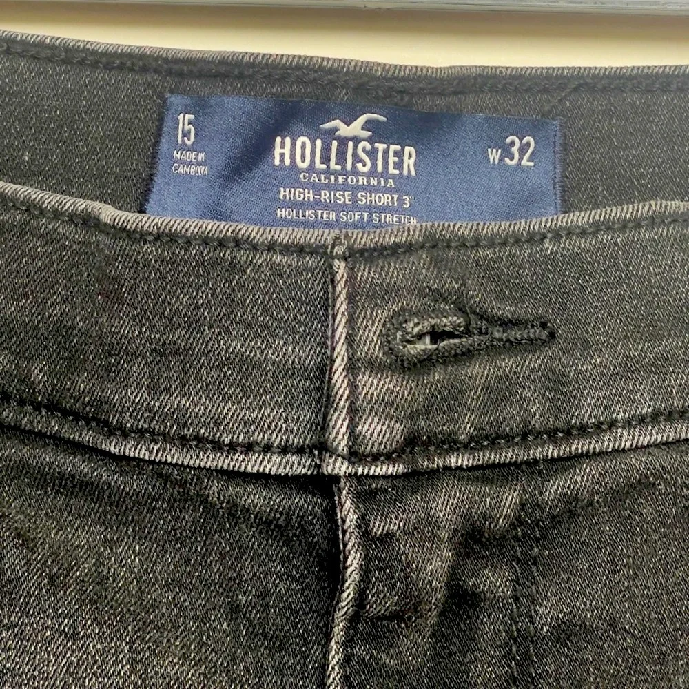 Hollister high- rise ,Black Jean Shorts Stretchy Cut-Off Design - Picture 5 of 11